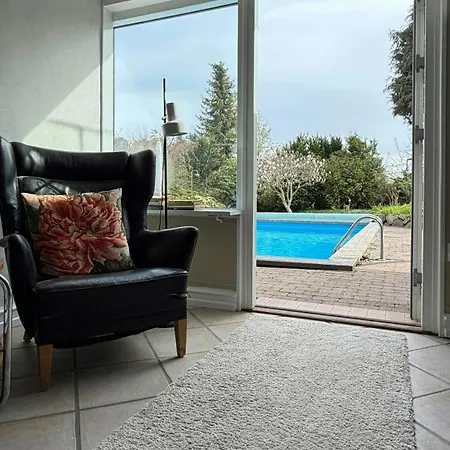 With A Pool In Semesterbostad